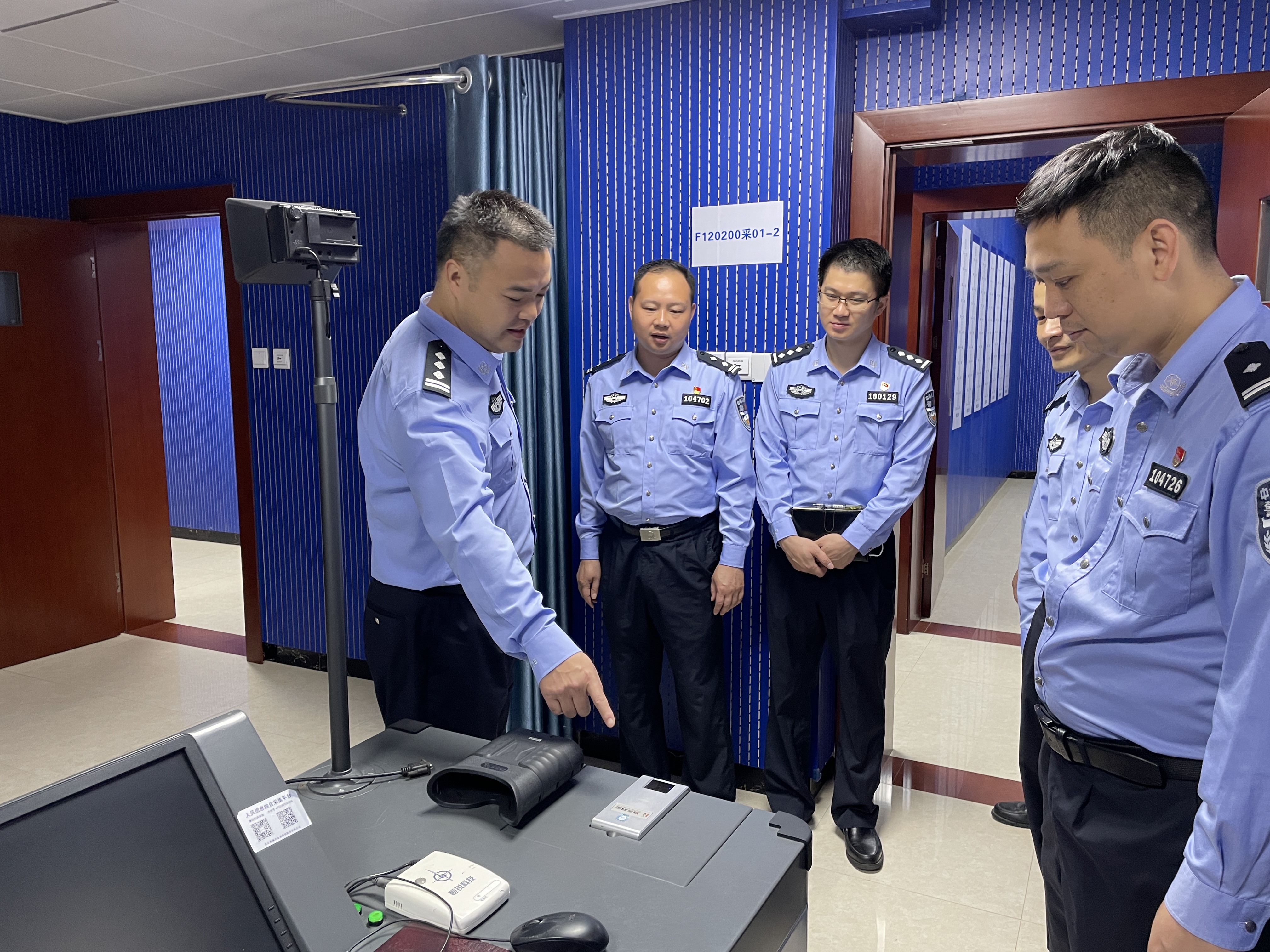 工作中,陈征明同志实地查看了派出所办公室,办案区