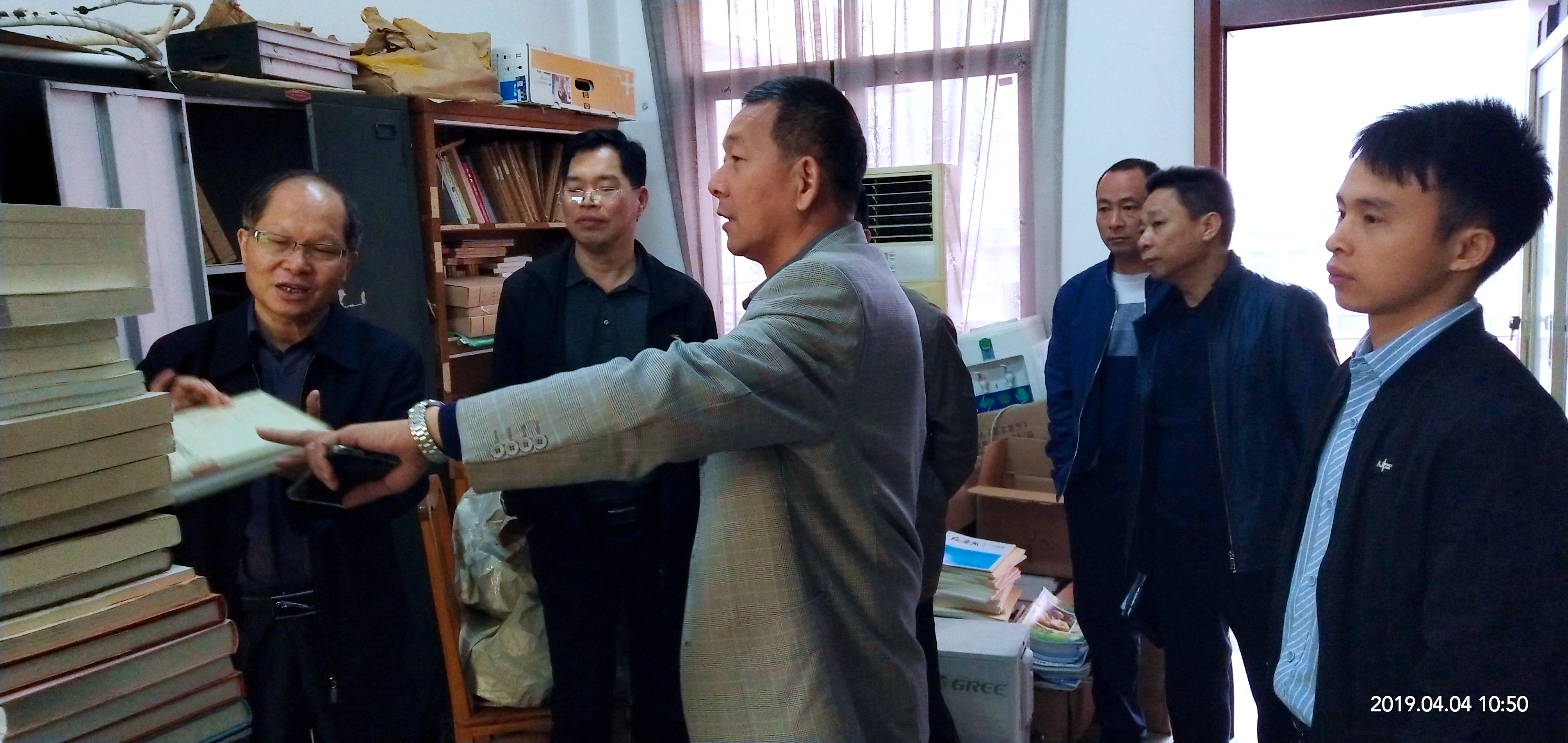 2019年4月4日,县人大常委会主任江大凡察看县史志办藏书情况