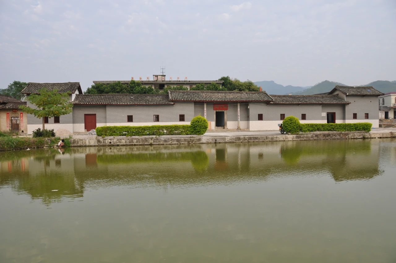 松园李氏公祠位于新丰县丰城街道松园村松树园片.