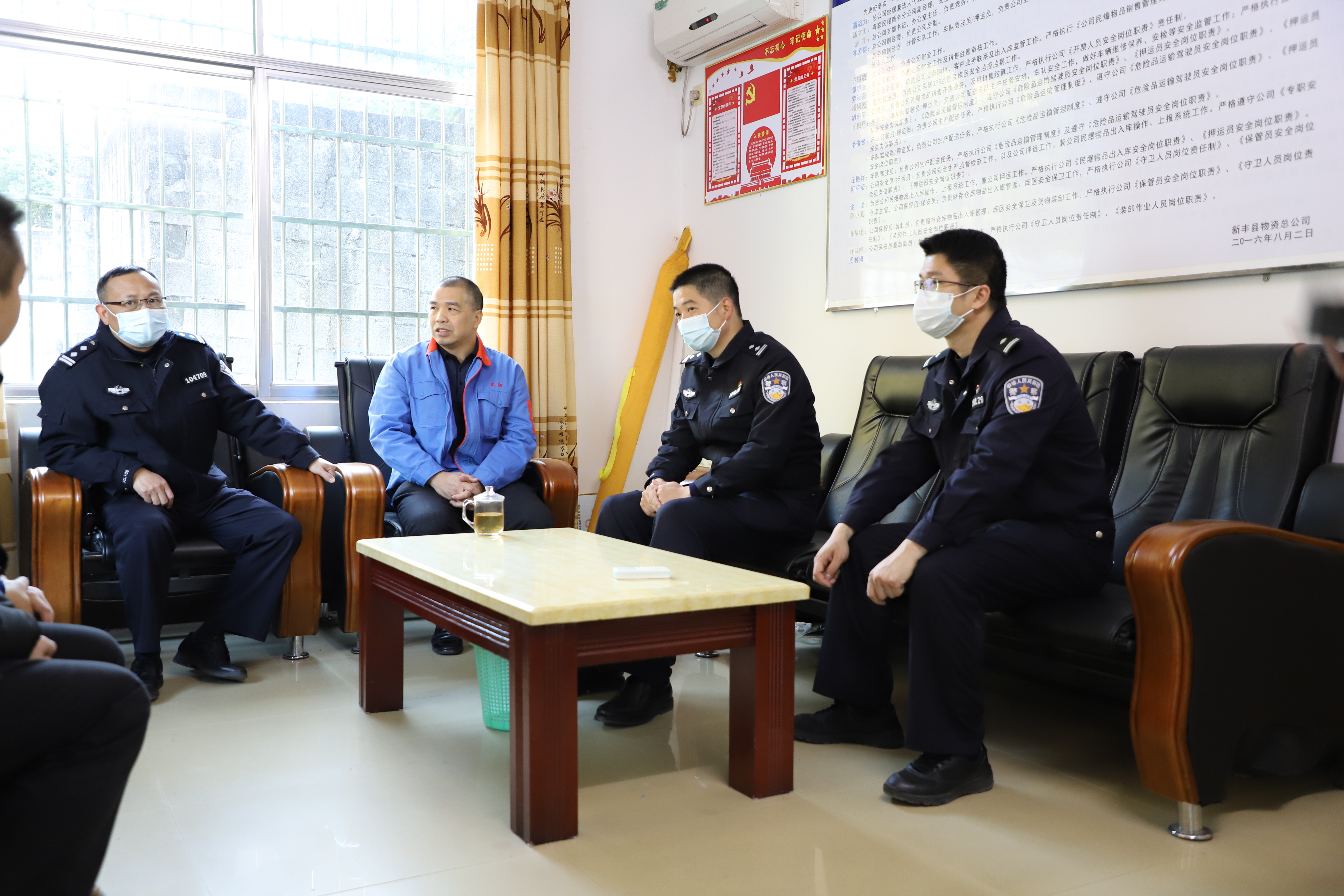 罗翔政委等一行人先来到新丰县民利燃气公司进行检查,罗翔政委详细