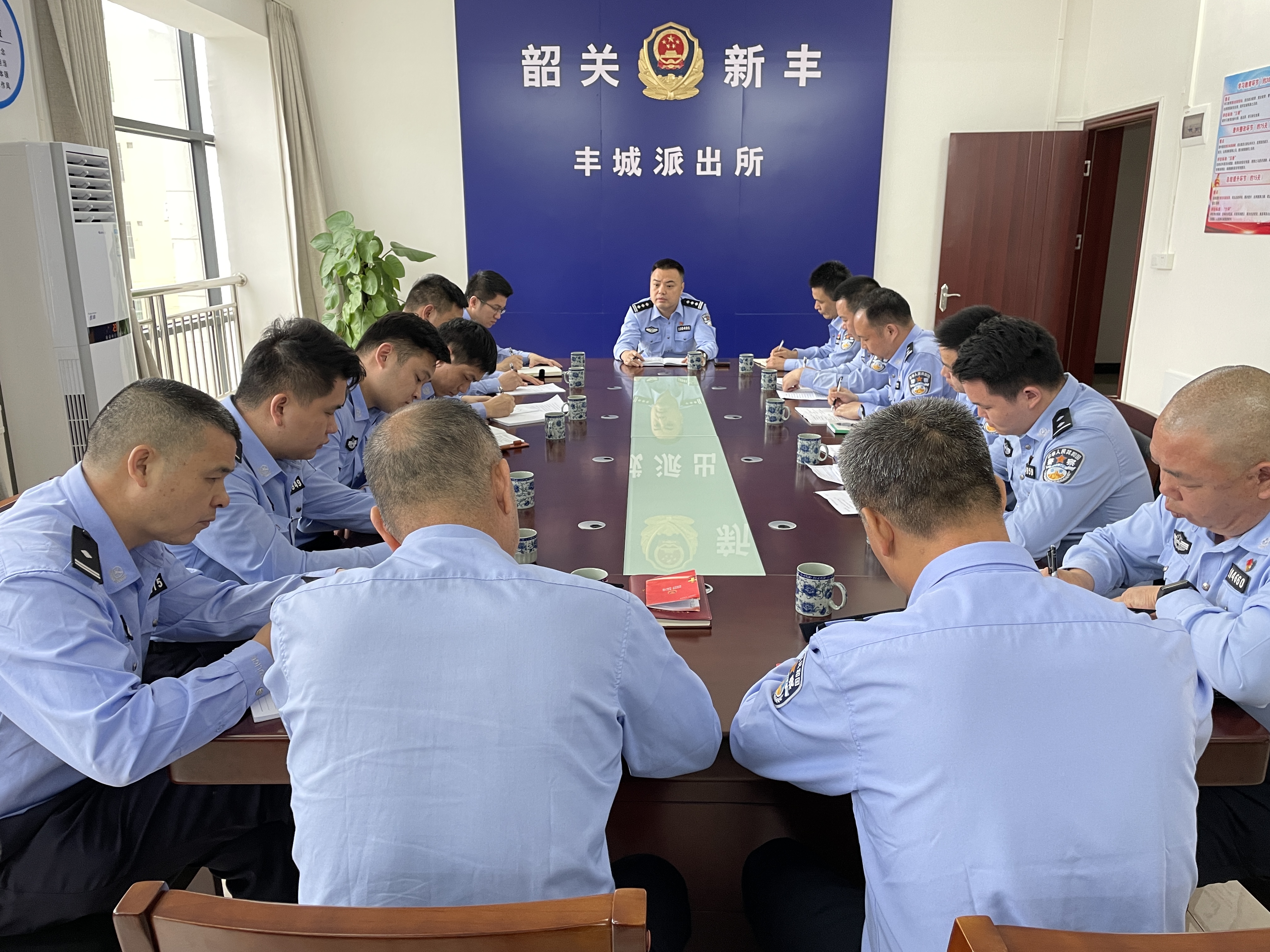 工作中,陈征明同志实地查看了派出所办公室,办案区