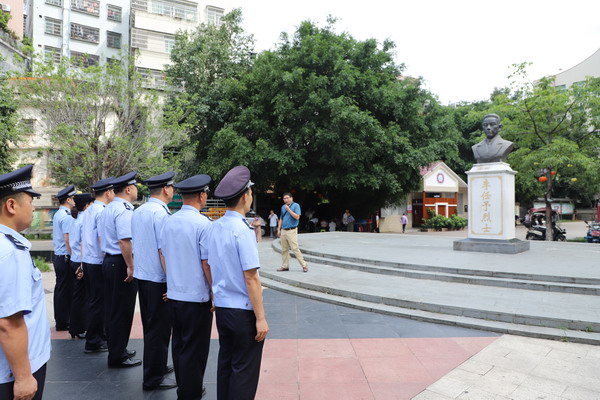 了展厅内陈列的各种历史文物及资料,仔细聆听了新丰红色革命历史事迹