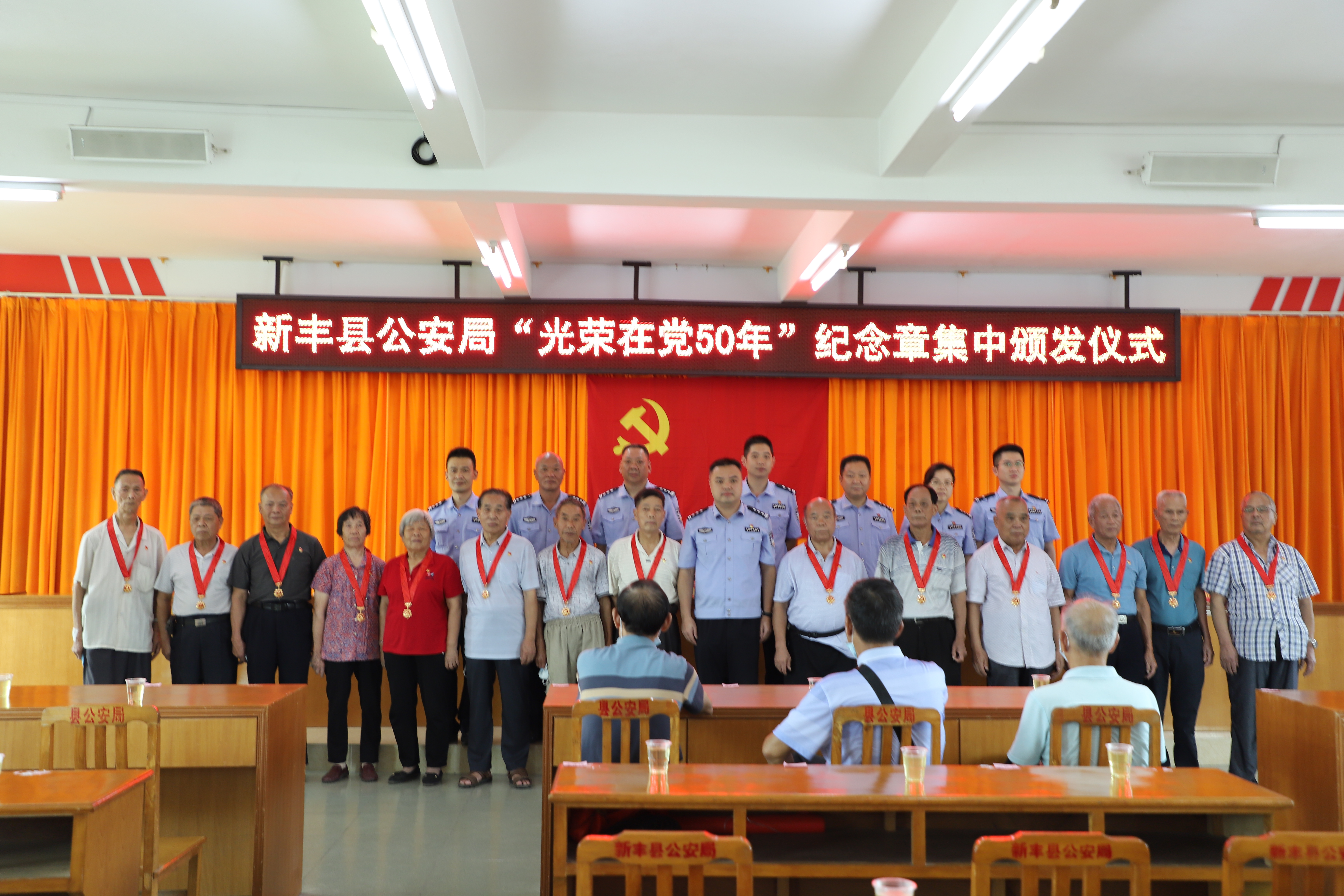 陈征明同志为15位老党员颁发"光荣在党50年"纪念章,并向他们一一敬礼