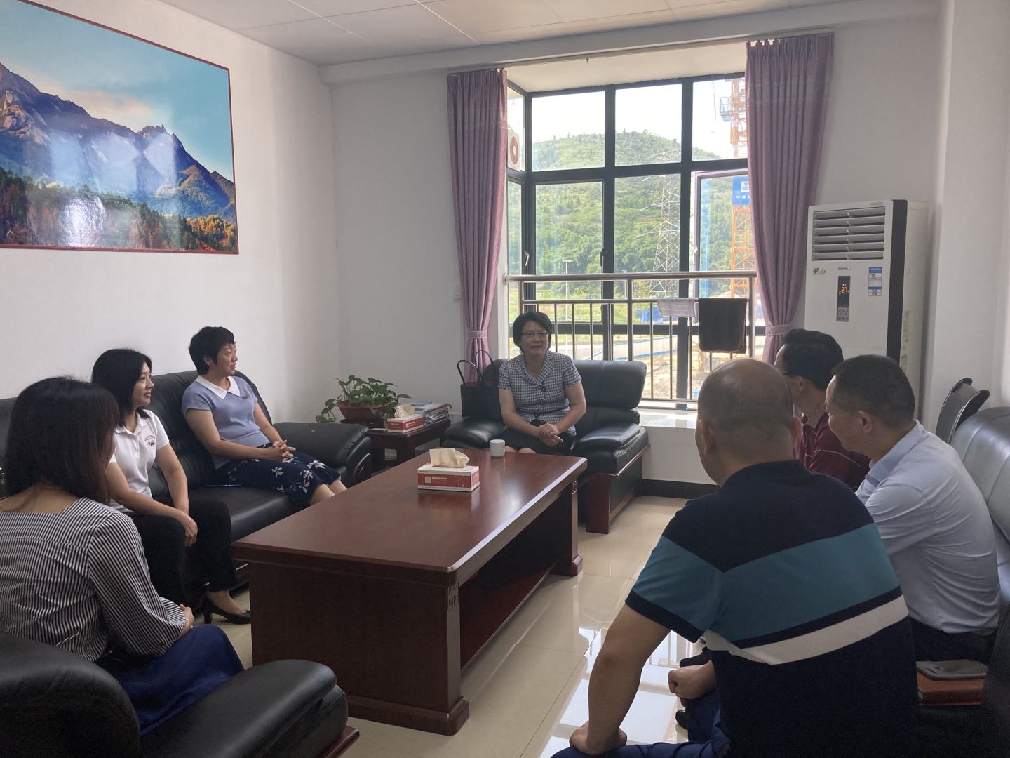 副县长谭雪梅到新丰县教育局看望慰问表现突出党员