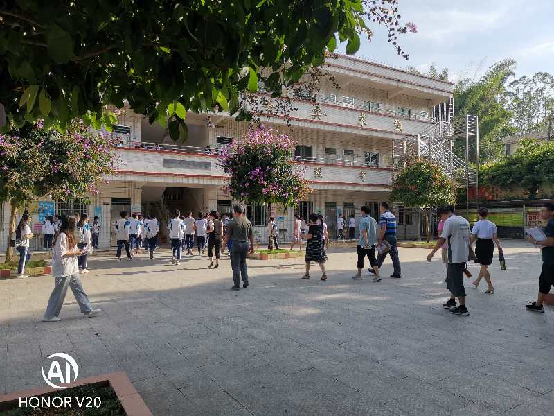 数学20日至22日梅坑中学考点 考生量体温后进入考场新丰二中考生斗志