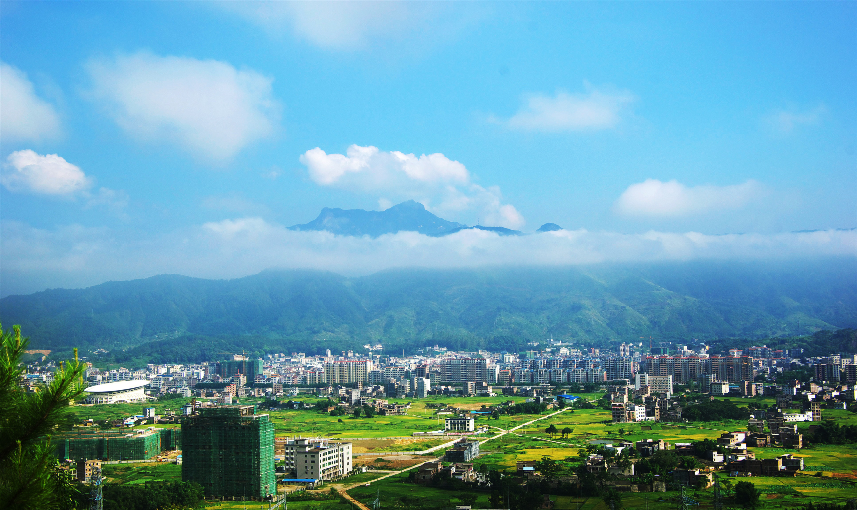 云髻山下（伍坚强摄）.jpg